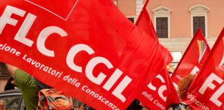 Protesta con bandiere FLC CGIL