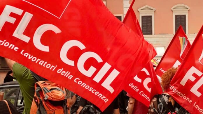 Protesta con bandiere FLC CGIL