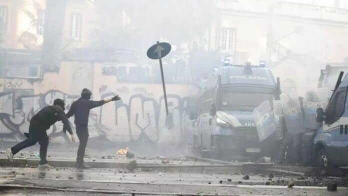 Scontri tra forze dellordine e studenti universitari