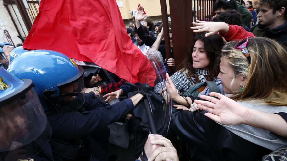 Tensione all’inaugurazione dell’anno accademico a Bologna: scontri tra manifestanti e polizia