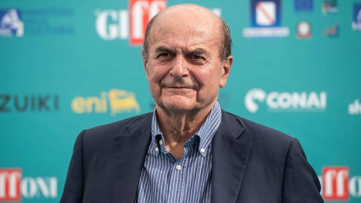 Tagli all’istruzione e salari bassi: le critiche di Bersani al Governo e alle forze politiche di opposizione