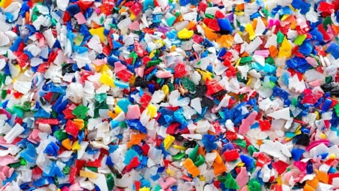 Un cumulo di rifiuti di plastica