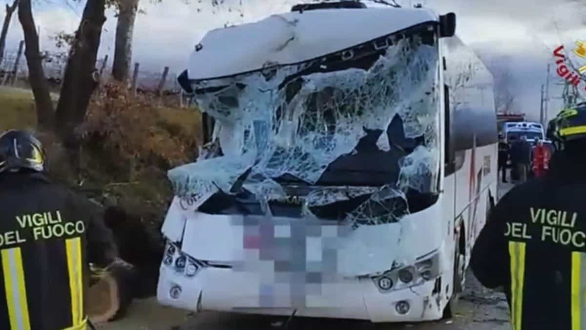 Incidente a Rignano sull’Arno (FI): cade un albero sullo scuolabus, 8 bambini e autista in ospedale