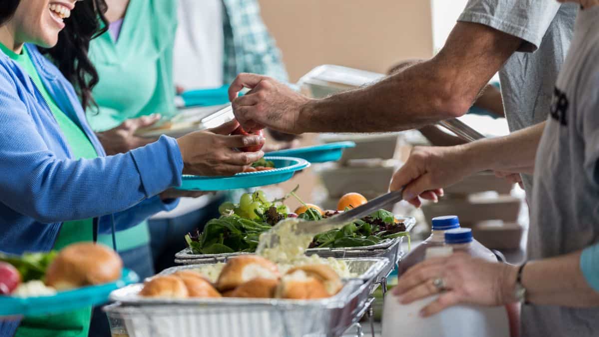 Natale di solidarietà: la cucina degli studenti si apre alle persone in difficoltà