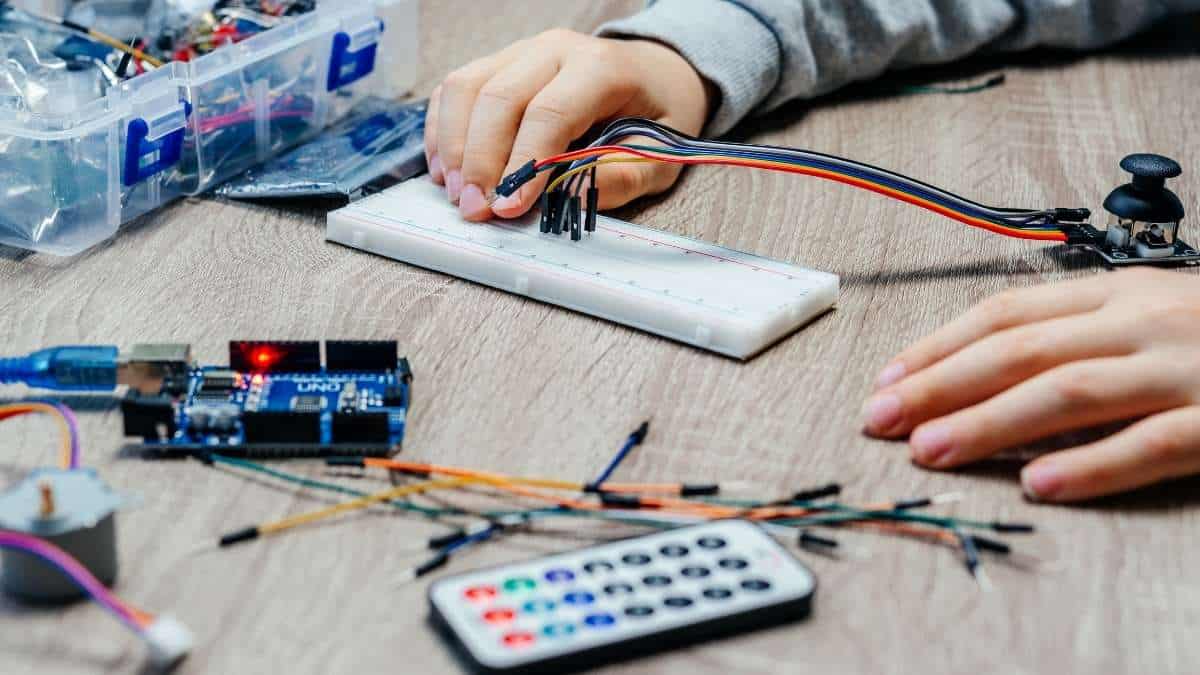 Insegnare le materie STEM con Arduino: elettronica e programmazione per la scuola